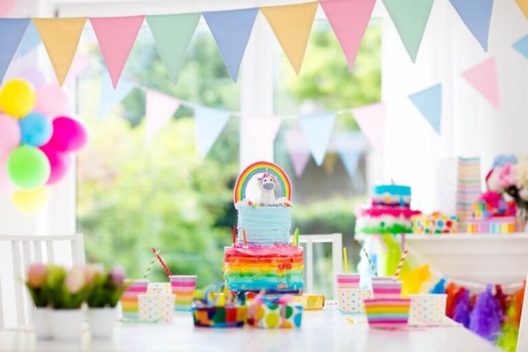 Fanions et ballons pour une fête d'anniversaire d'enfant chez Kids Fun Park